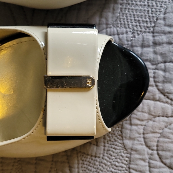 Anne Klein size 10 1/2 beige and black open toe slingback heels - Picture 2 of 4